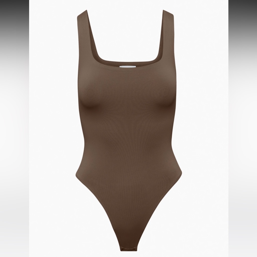 NWOT Aritzia babaton contour square neck bodysuit